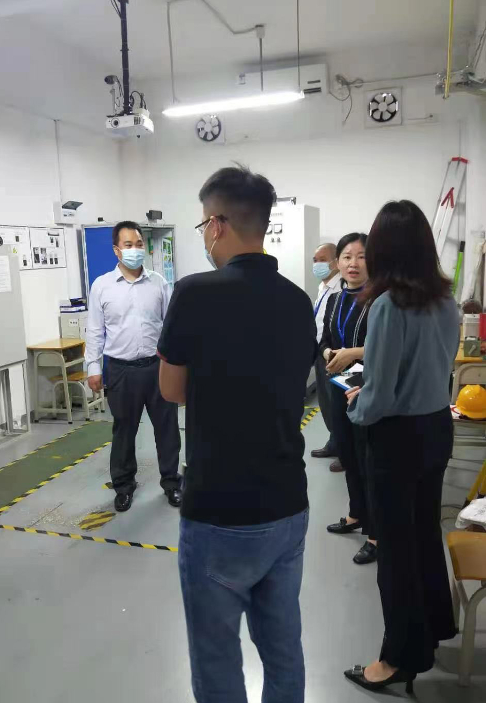 领导来我校视察工作
