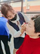 区残协组织为残障家庭拍摄“全家福”，我校化妆班为家庭成员提供化妆服务献爱心